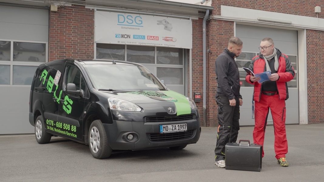 Gruppenfoto vor Firmenwagen der DSG Sicherheitstechnik